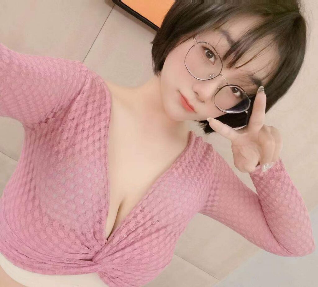 广州外围极品眼镜妹童颜巨乳相关配图