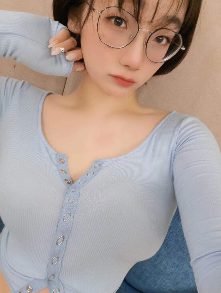 广州外围极品眼镜妹童颜巨乳相关配图