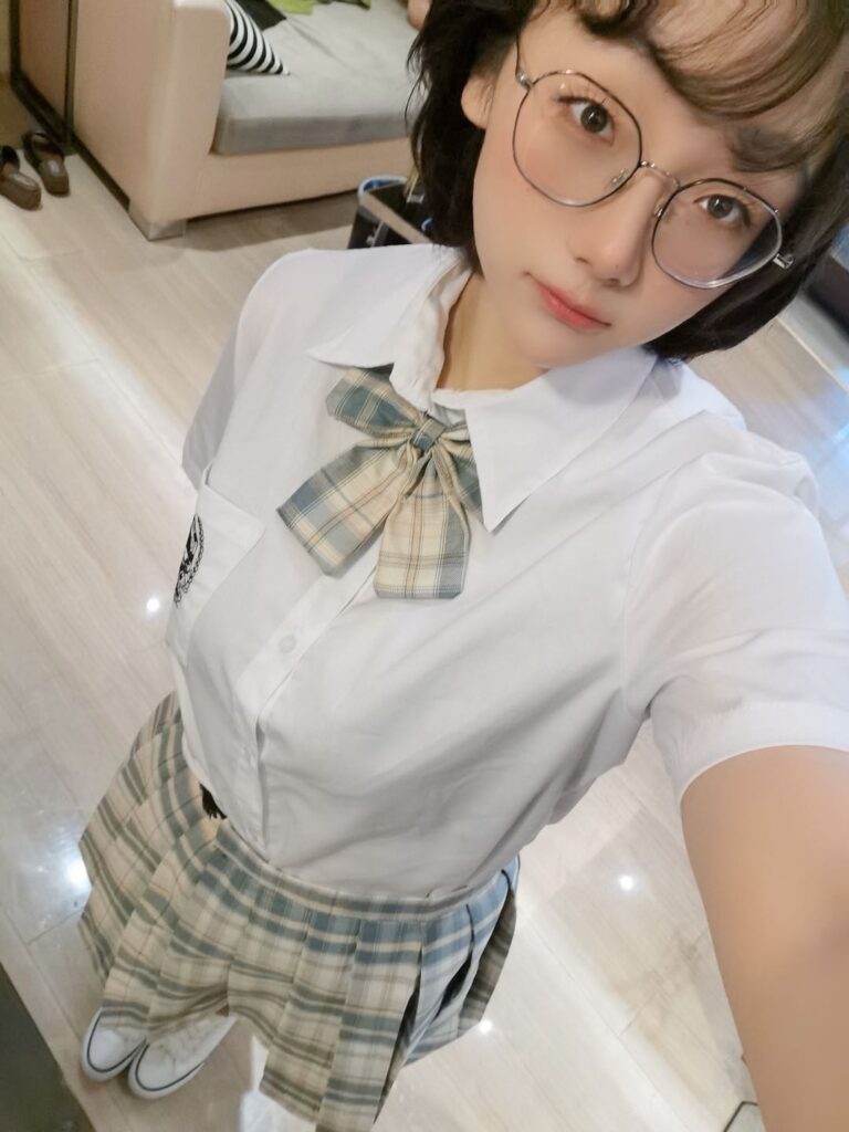 广州外围极品眼镜妹童颜巨乳相关配图
