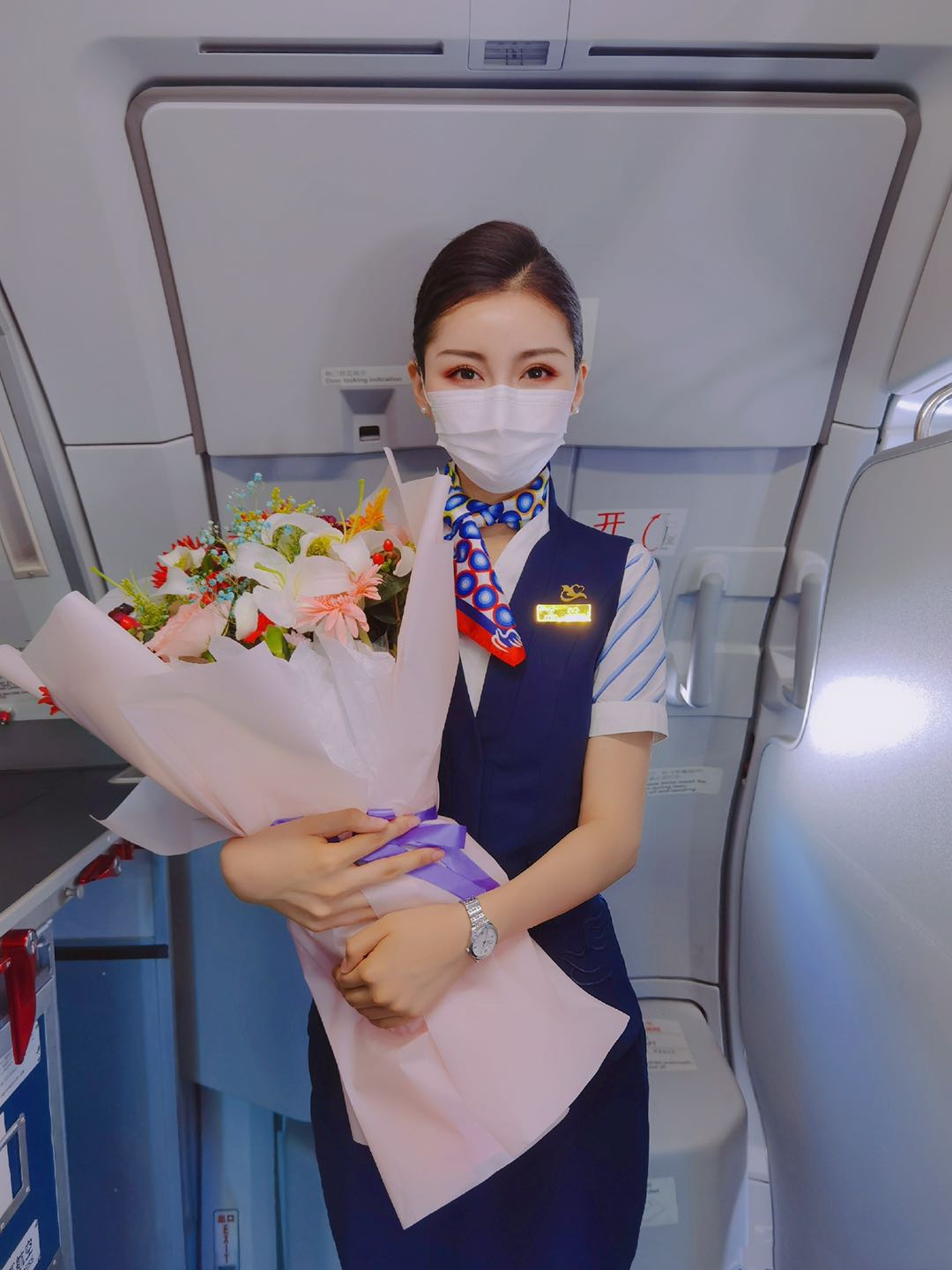 兰州空姐肤白丰满 气质出众
