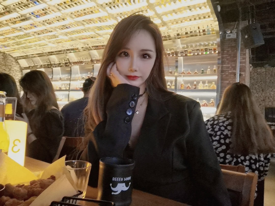 三亚清纯学生五官精致