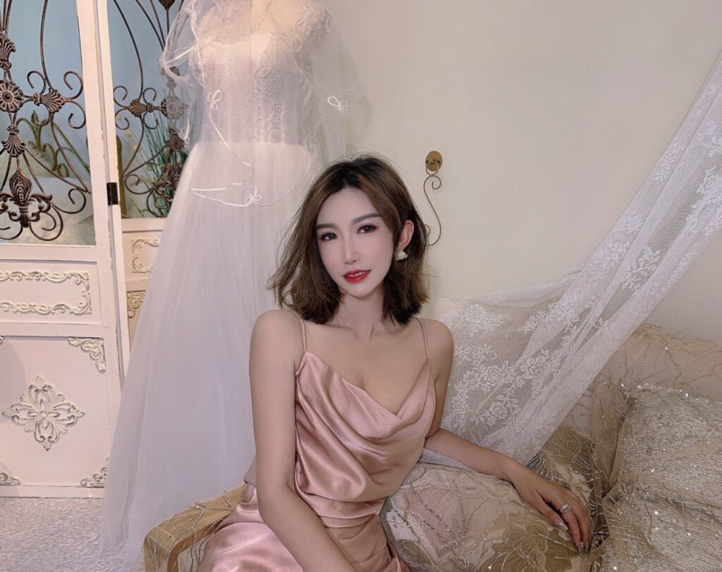 大连少妇白领人妻第一次下水相关配图