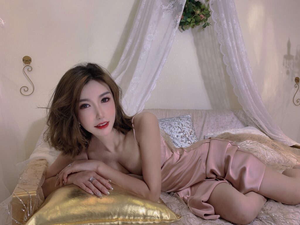 大连少妇白领人妻第一次下水相关配图