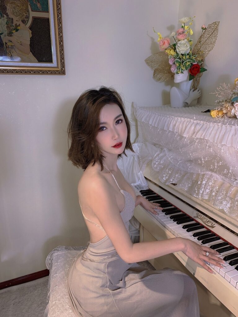 大连少妇白领人妻第一次下水相关配图