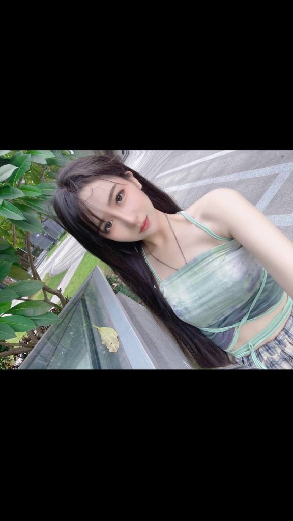 成都外围 网红街拍模特筷子腿高级脸相关配图