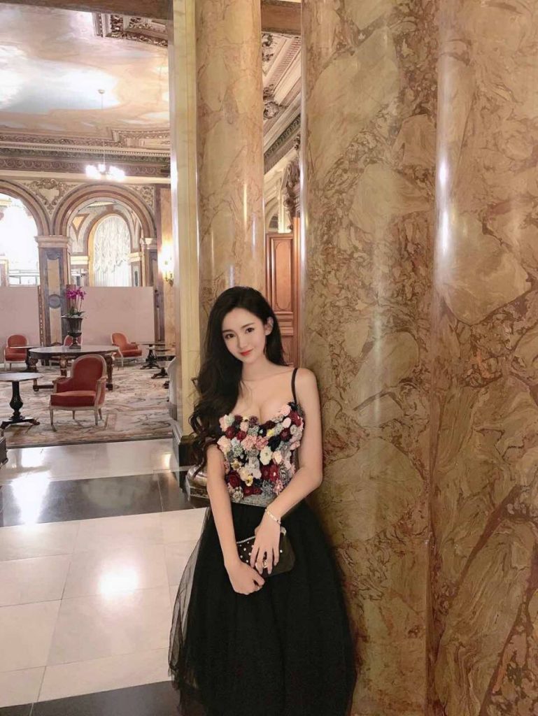 成都外围 00后美少女天然大灯性格开朗相关配图