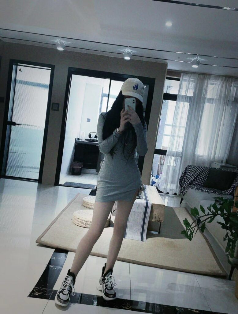 广州外围Jun Y多恩 00后小网红 时尚潮女相关配图