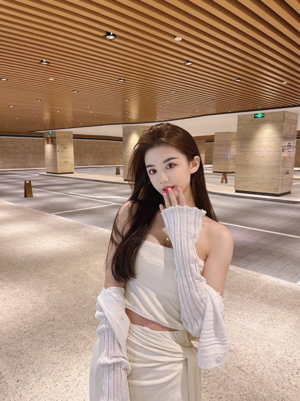 宁波外围 筷子腿 皮肤白 性格开朗 脾气好温柔