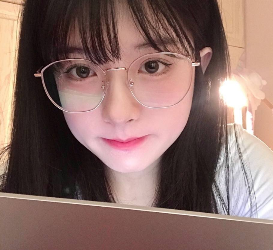 郑州外围 眼镜萌妹 艺术学院在校生 173净高