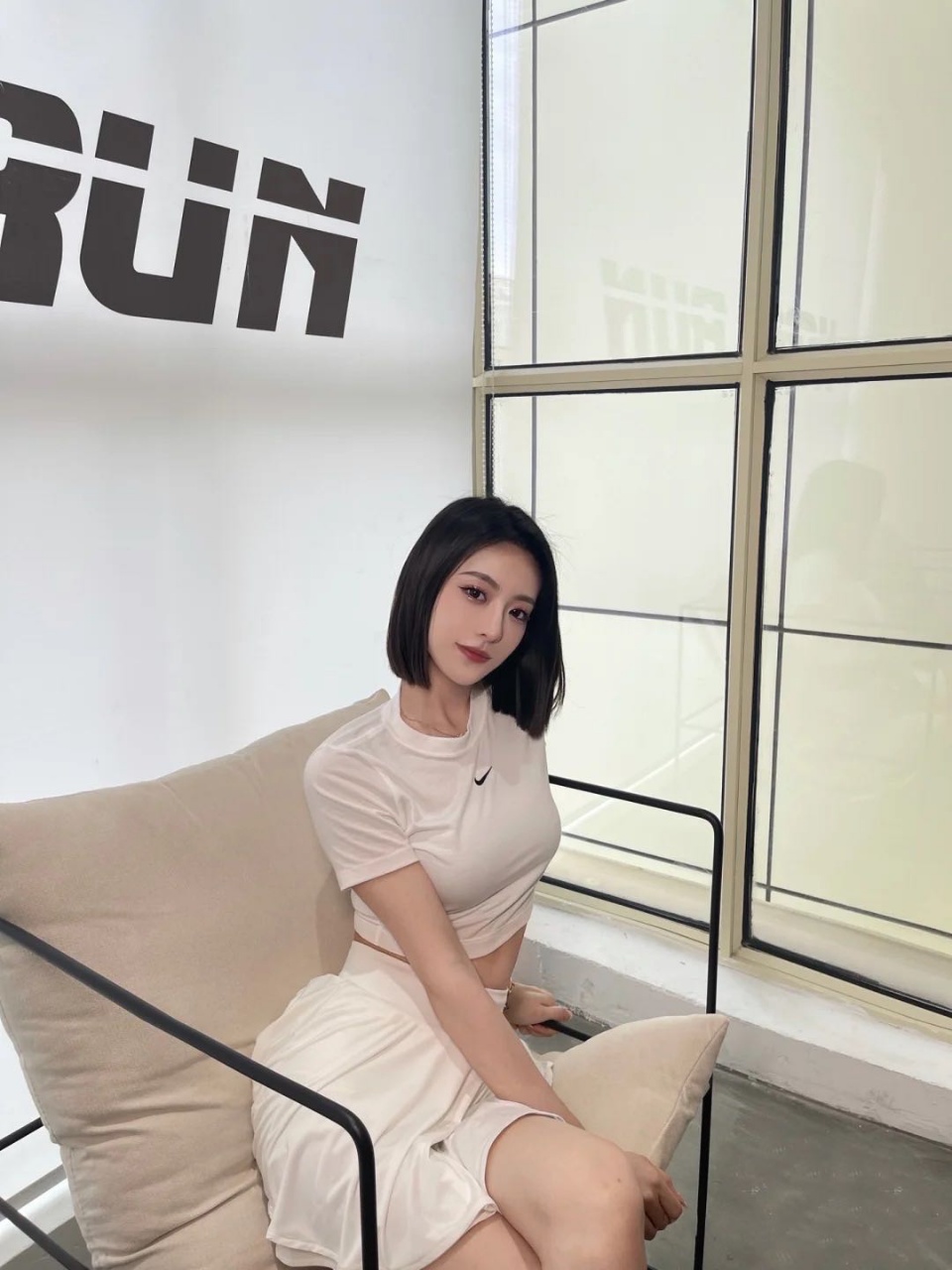 伦敦外围极品短发 童颜巨乳