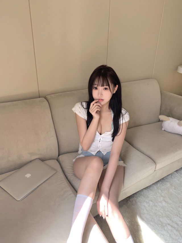 深圳外围  上下粉嫩 肤白貌美小女生相关配图