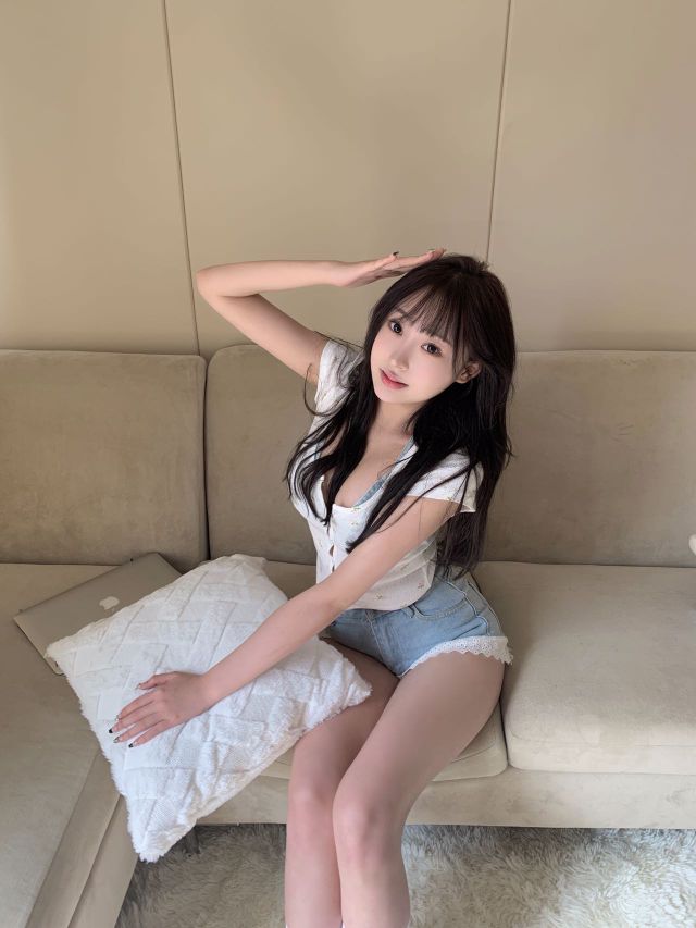 深圳外围  上下粉嫩 肤白貌美小女生相关配图