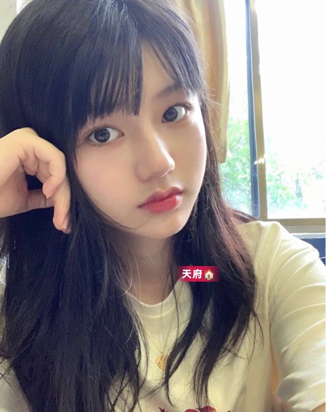 成都外围 温柔甜美 皮肤雪白小萝莉相关配图
