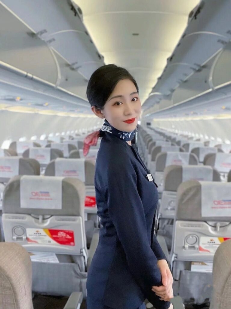 南京外围 性格开朗热情洋溢的东航空姐相关配图