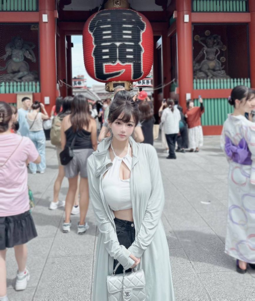 青岛外围05年台湾妹妹兼职小巧玲珑童颜巨乳相关配图