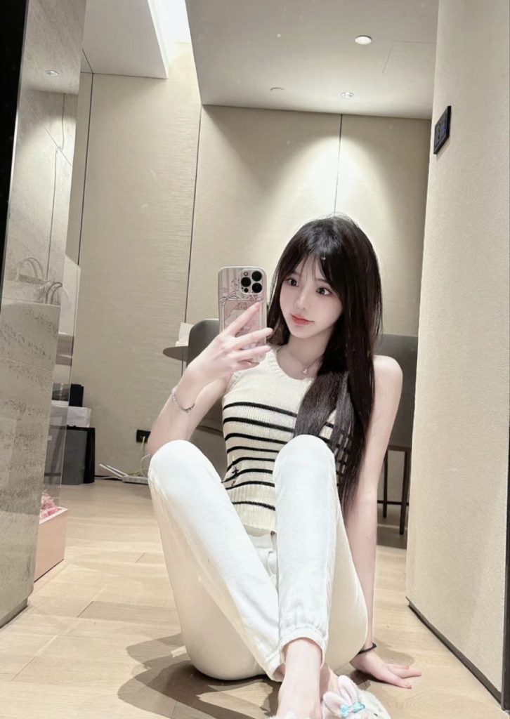 杭州外围02年清纯美少女兼职A4腰筷子腿相关配图