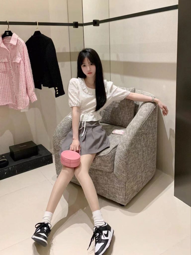 成都外围170 18岁学妹兼职，白虎，童颜巨乳相关配图
