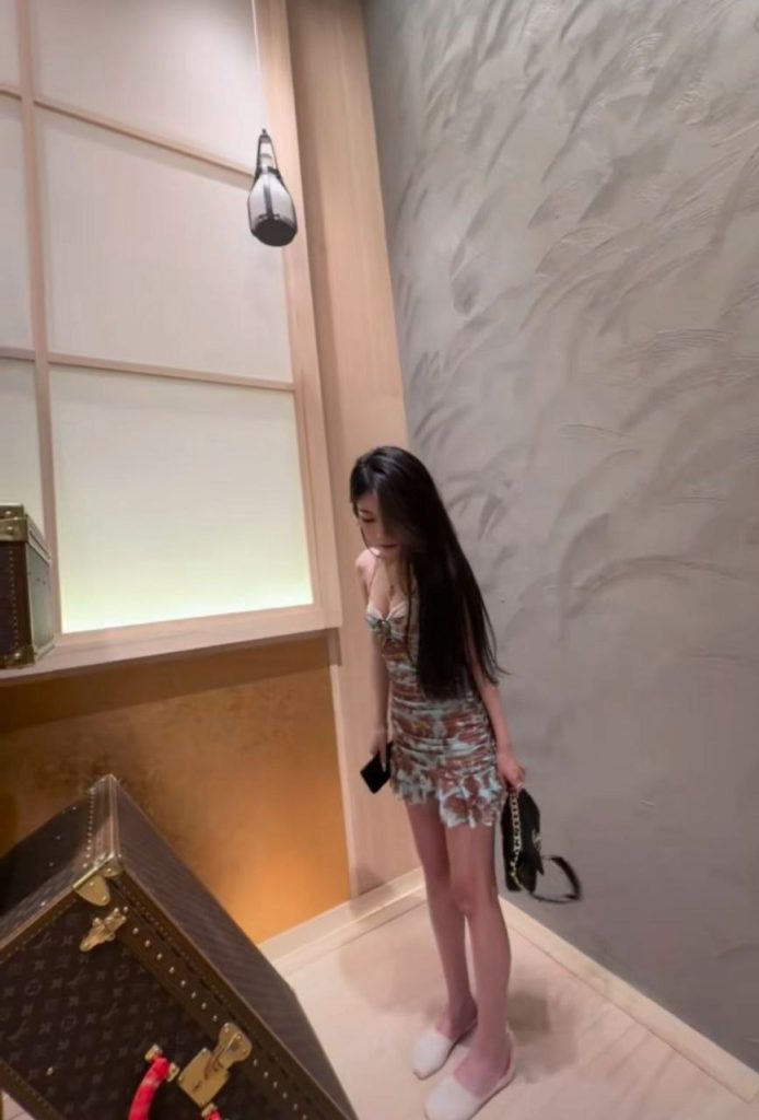 天津外围02年学妹兼职 筷子腿超级瘦相关配图