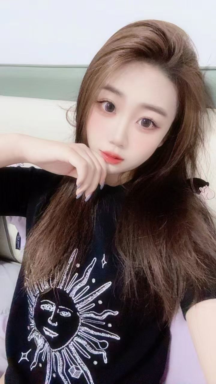 青岛外围06年初下水筷子腿，肤白貌美