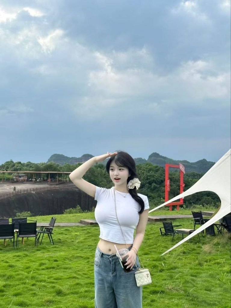 厦门外围 纯天然E罩杯超级大奶学生妹相关配图
