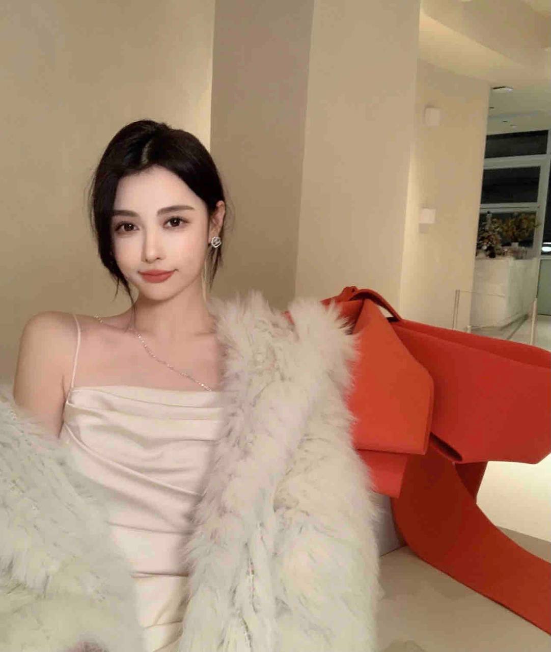 上海外围 网红达人 极品白小纯纯欲款