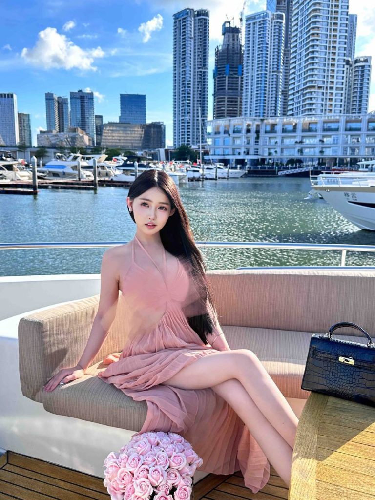 上海外围 极品大一兼职网红学妹 精致脸 微胖天菜相关配图