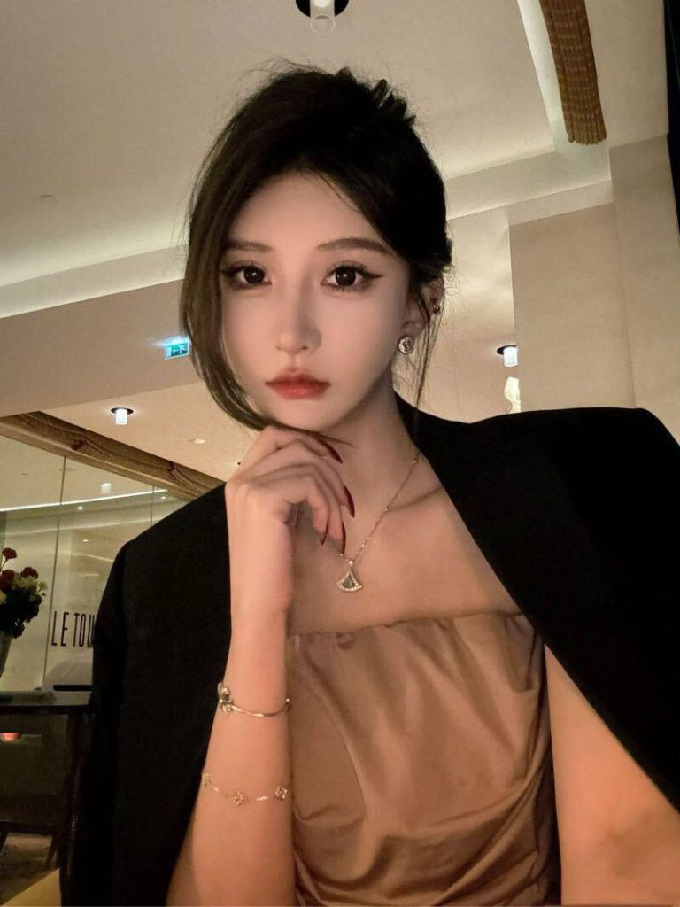 北京外围 真实02签约模特网红兼职短开 筷子腿高颜值相关配图