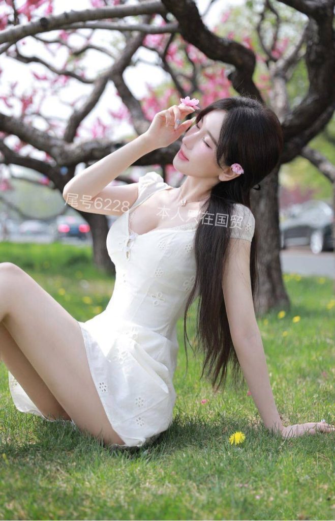 北京外围 174/D 19岁校花 一尺四腰 蜜桃臀🍑 纤细酒杯腿相关配图
