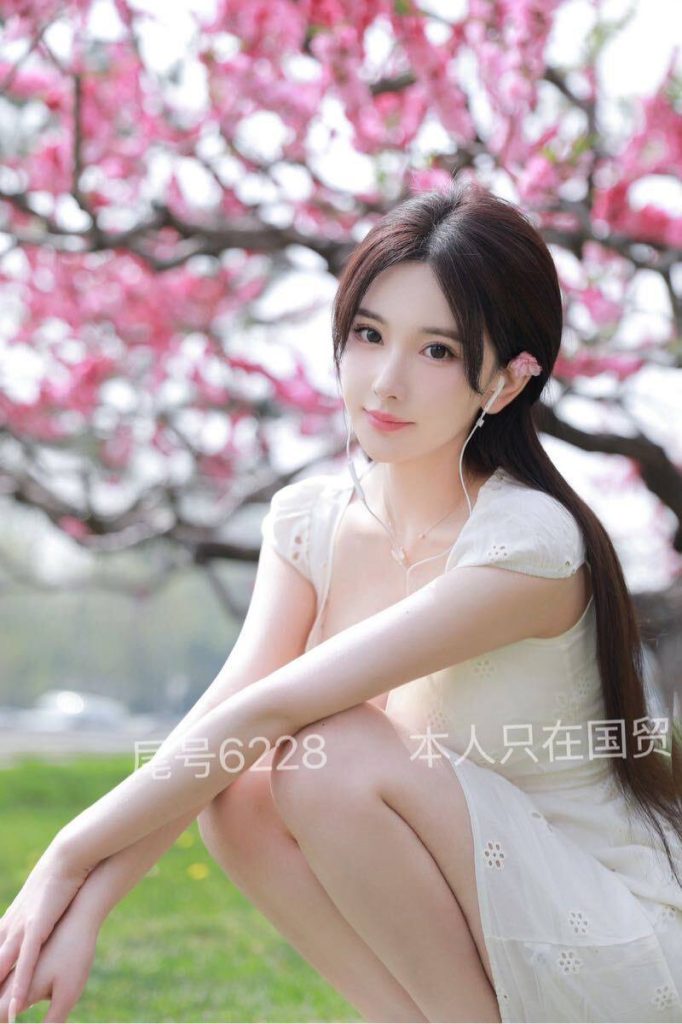 北京外围 174/D 19岁校花 一尺四腰 蜜桃臀🍑 纤细酒杯腿相关配图