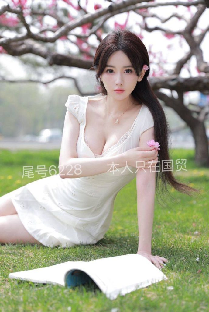 北京外围 174/D 19岁校花 一尺四腰 蜜桃臀🍑 纤细酒杯腿相关配图