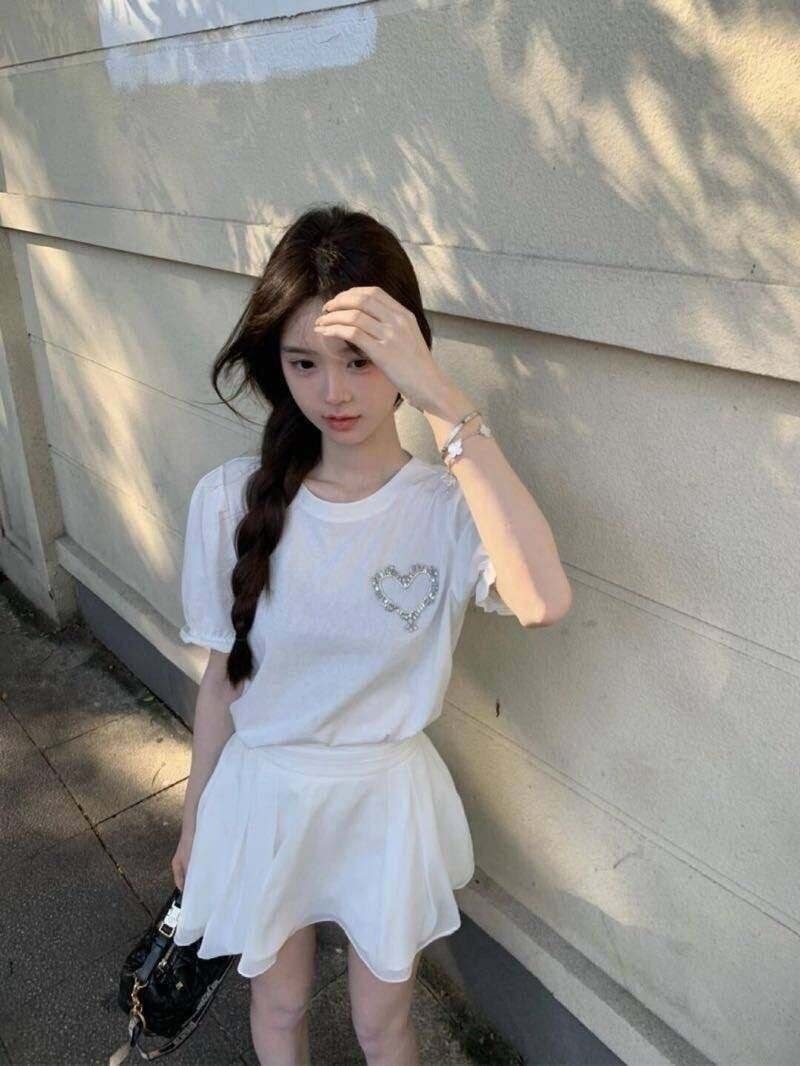 广州外围 18岁新人颖儿冷白皮无纹身不抽烟喝酒性格超好