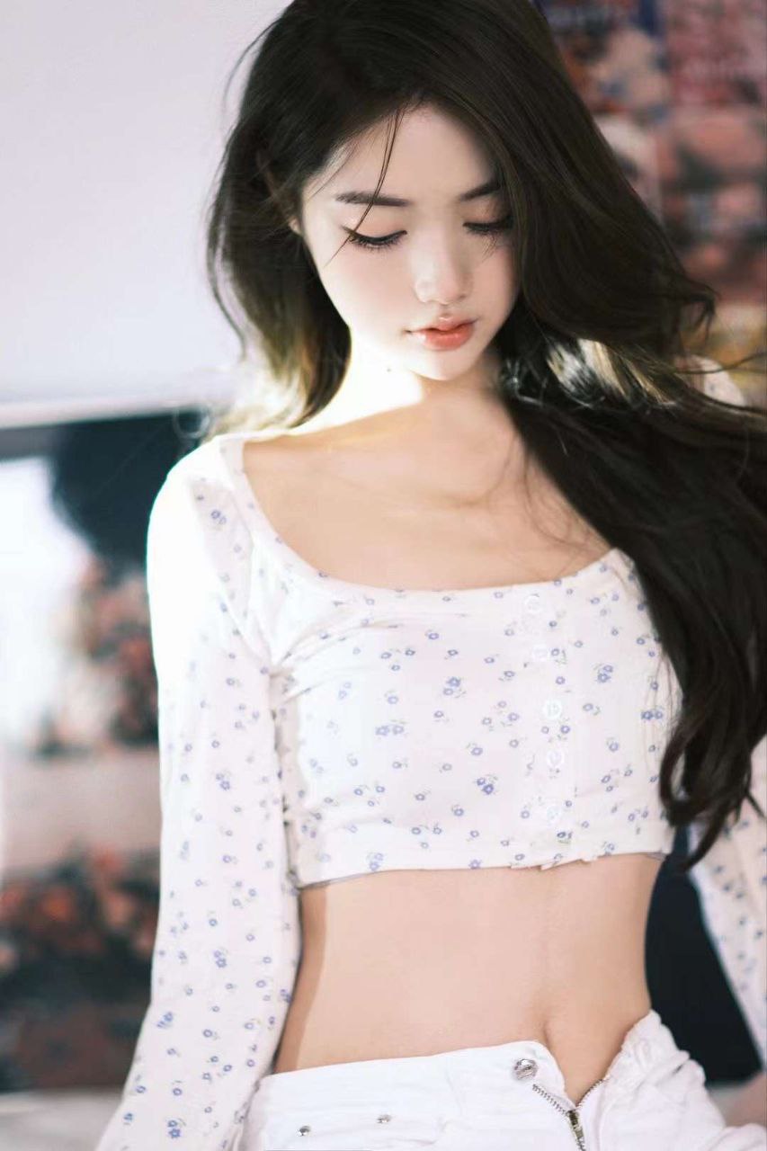 广州外围 02年音乐生兼职 165D  童颜巨乳性感小尤物