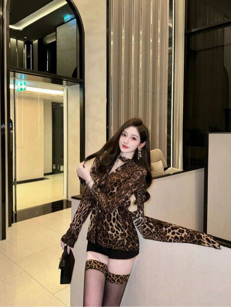 深圳外围 170G 高素质女孩芭比大眼小蛮腰筷子腿相关配图