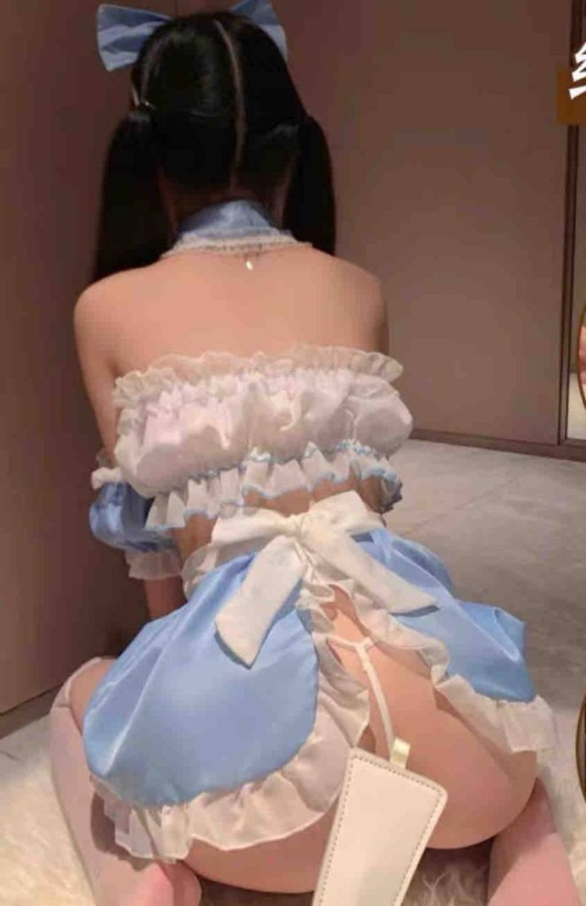 广州外围 04新人 小个子童颜巨乳细腰翘臀相关配图
