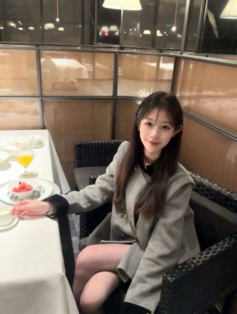 厦门外围 白幼纯极品白🐯长发及腰 相关配图