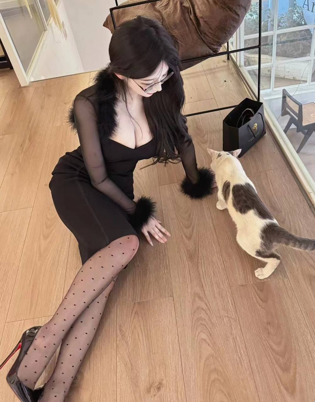 上海外围 170/E 性感眼镜妹 听话黏人小猫咪 极品反差