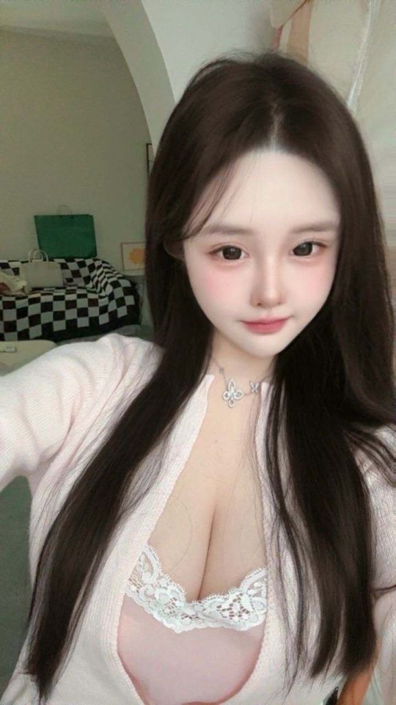 武汉外围 170巨乳萝莉 初恋女友feel清纯干净笑语盈盈相关配图