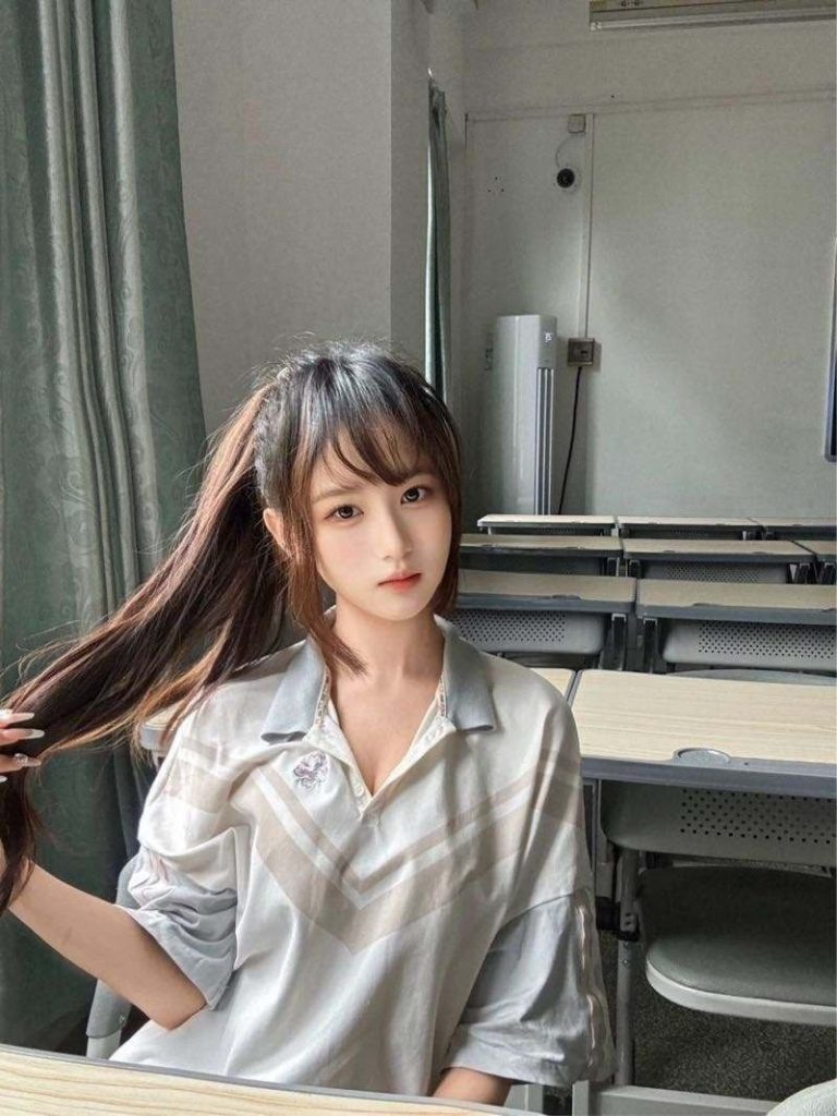 广州外围 06年白虎学妹 身轻体柔小巧玲珑相关配图