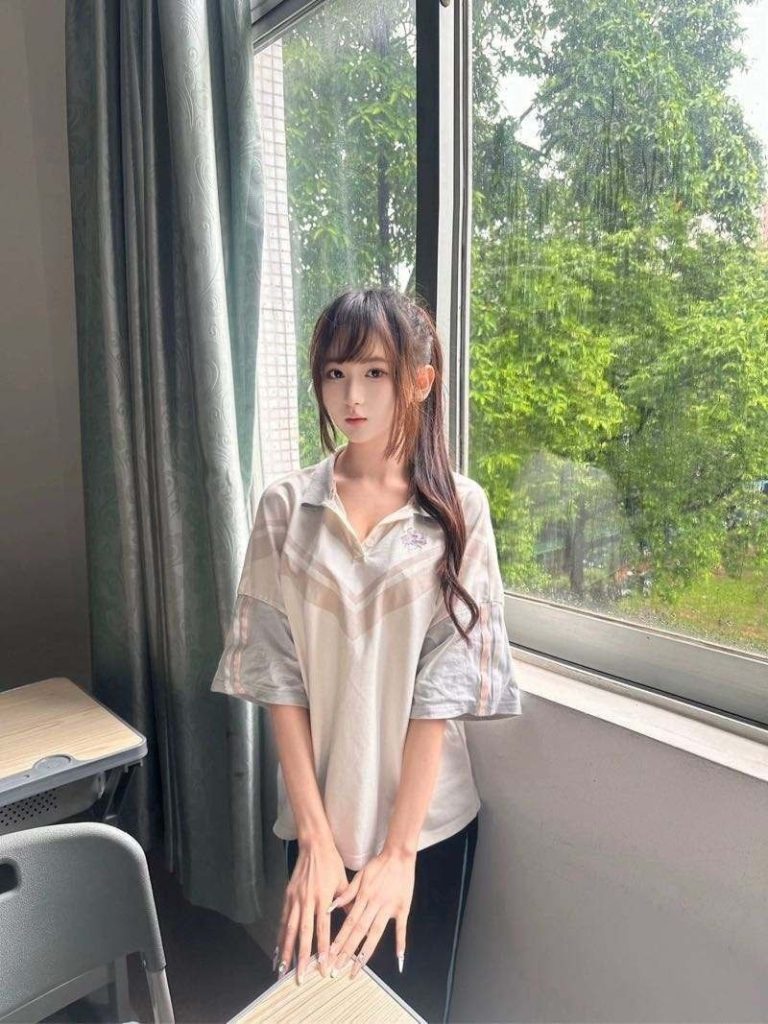广州外围 06年白虎学妹 身轻体柔小巧玲珑相关配图