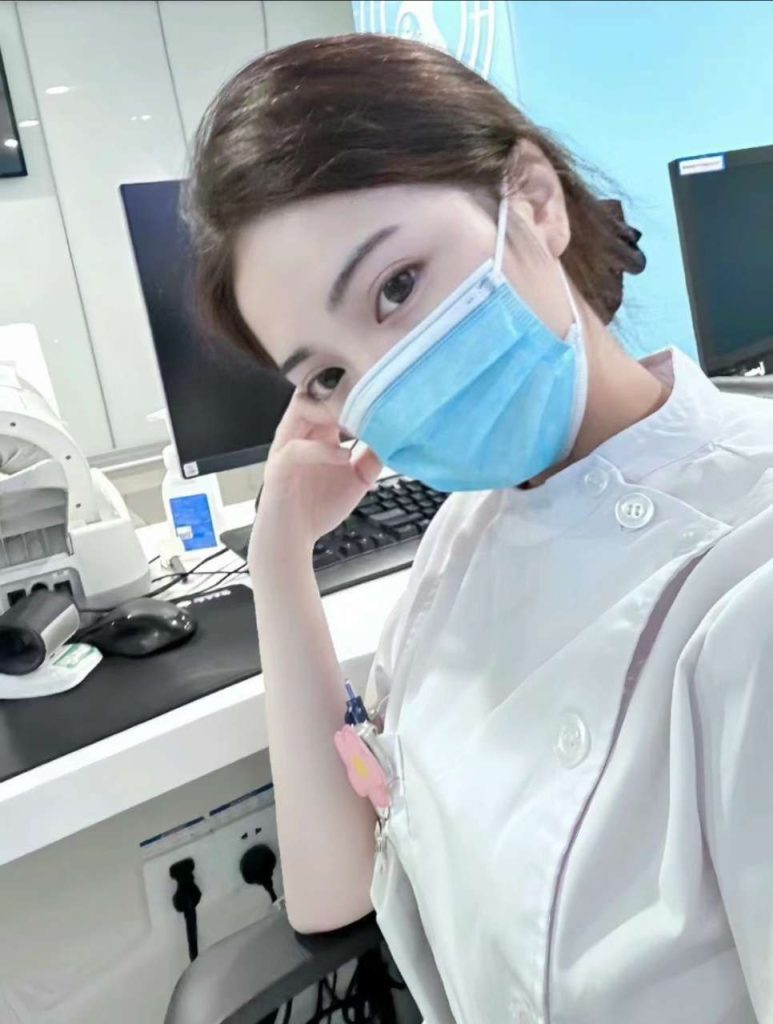 昆明外围 05年白衣天使首次兼职 肤白腿长相关配图