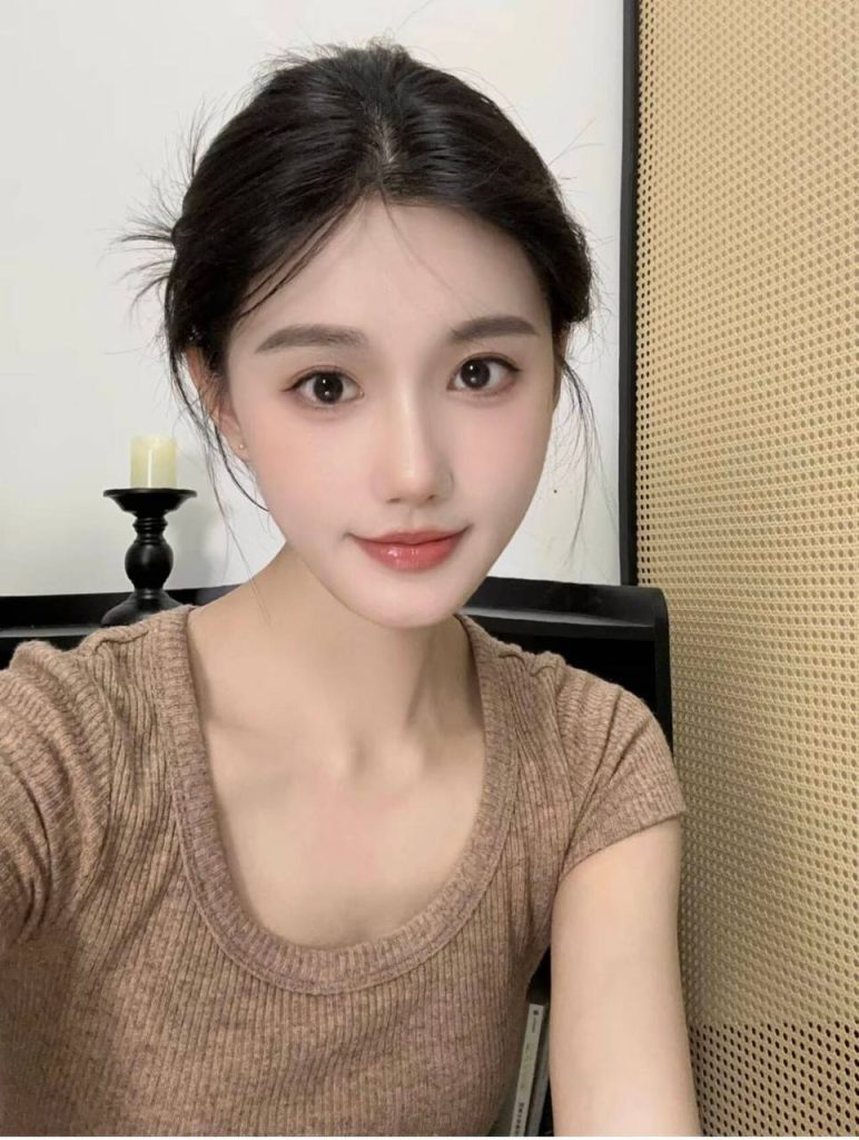 天津外围 美院学妹兼职网络达人 淘宝模特 多才多艺相关配图
