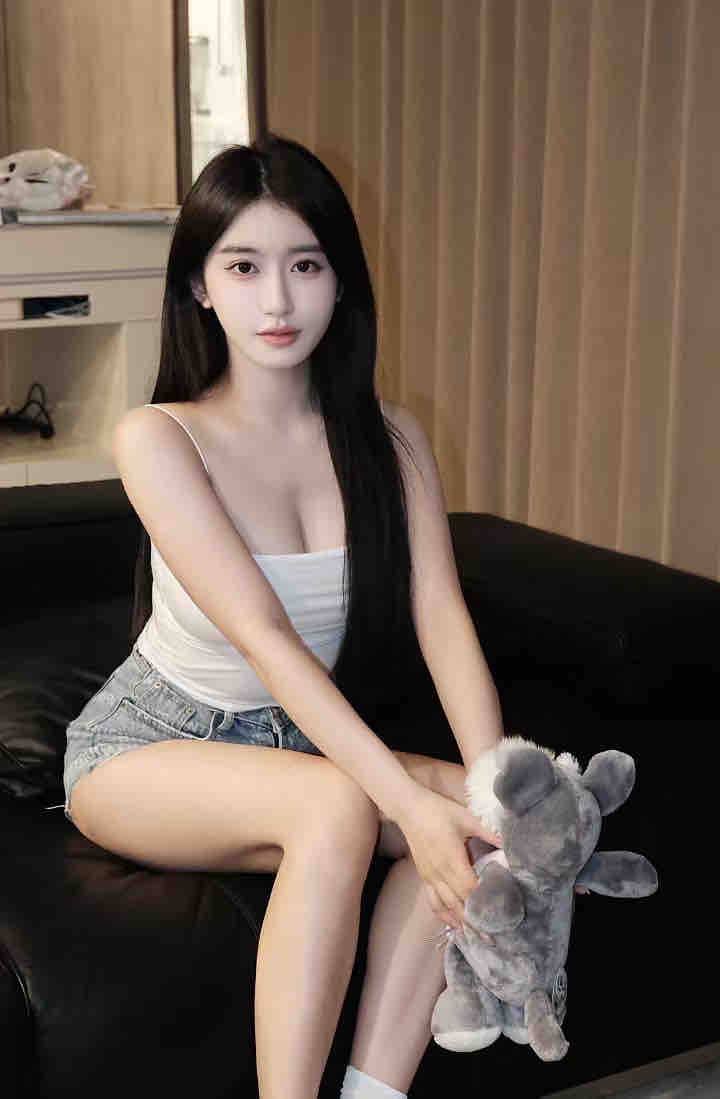 上海外围 168D 纯天然妈生脸 可纯可欲乖巧听话