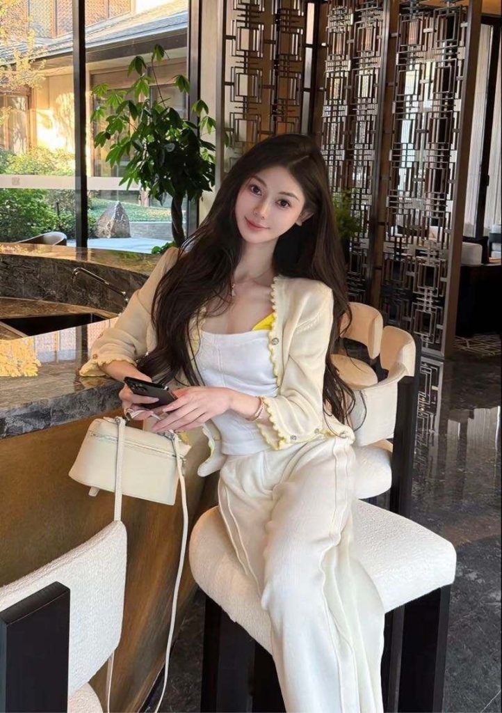 温州外围 可欲可纯 大长腿 风骚无比 完美腰臀 首次下水 紧致多水在校大二学生相关配图
