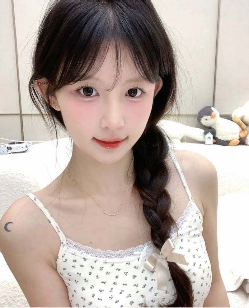西安外围 白皙肌肤 筷子腿小蛮腰 温柔小酥音 高情商 爱健身 瑜伽 羽毛球的清纯小白花相关配图