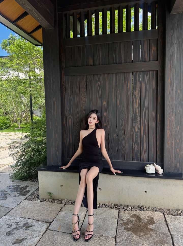 大连外围 纯情甜美 顶级纯欲 模特兼职筷子腿A4腰 碧玺好评王 🈚️纹身胸型超美不下垂 无小肚子无赘肉打扮性感洋气 相关配图