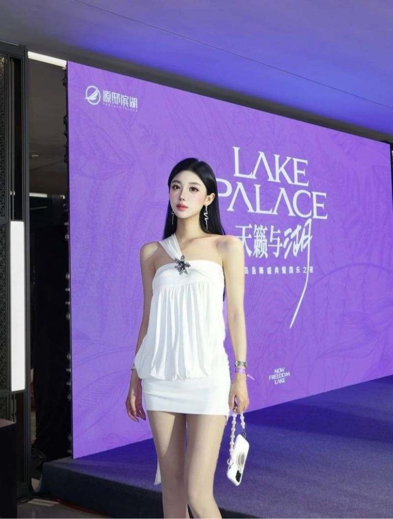 南昌外围 学生模特 气质优雅 天真无邪的脸清纯美丽筷子腿 风骚无比腼腆可爱 完美腰臀比礼貌有素质 配合度百分百 胜任各相关配图