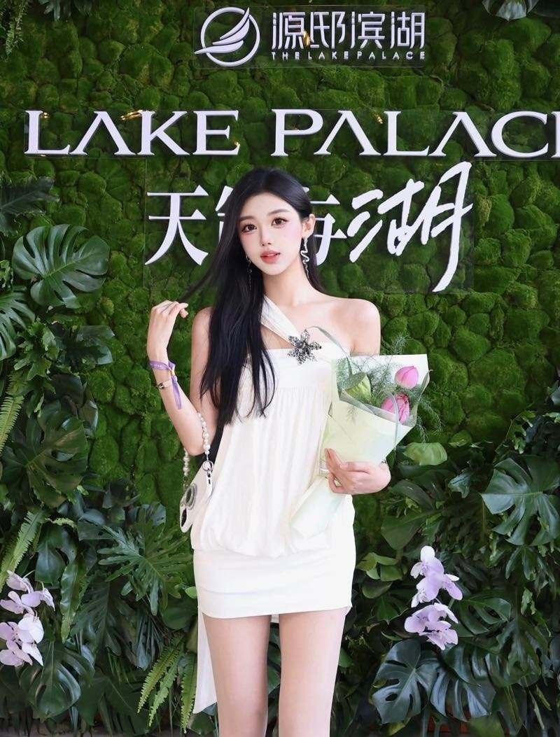 南昌外围 学生模特 气质优雅 天真无邪的脸清纯美丽筷子腿 风骚无比腼腆可爱 完美腰臀比礼貌有素质  配合度百分百 胜任各种知势