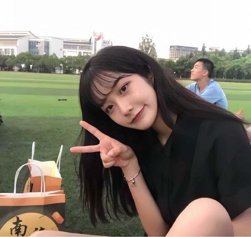 武汉外围 邻家粉白 素颜 Jk这个世界上美好的事情不多 立秋傍晚河对岸吹来的风和笑起来甜的要命的女孩