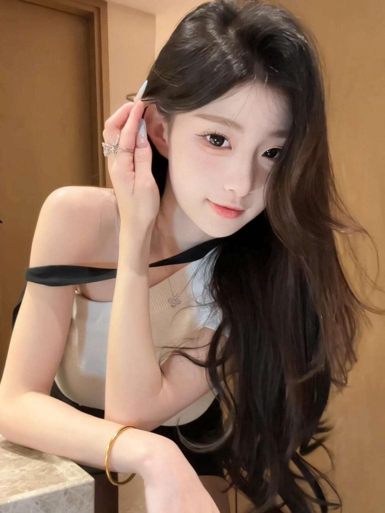 西安外围 新人第一天下水 洋气精致纯天然雪白巨乳 性格热情  声音温柔相关配图