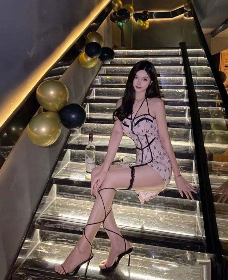 澳门外围 皮肤超白 洋气女朋友爱好健身 舞蹈 蜂腰马甲线大长腿人间妲己相关配图